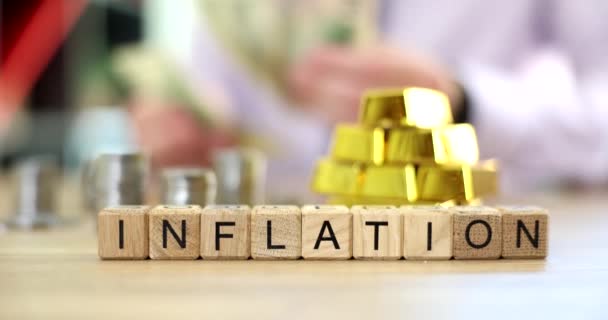 Inflação Palavra Feita Cubos Madeira Contra Homem Contando Dinheiro Escritório — Vídeo de Stock