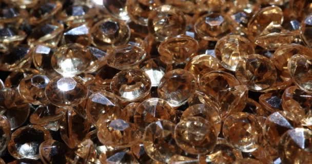 Tas Diamants Brillants Reflétant Lumière Vive Sur Table Sombre Chères — Video