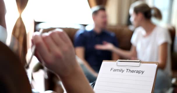 Psykolog Hører Krangling Mellom Par Familieterapitimen Spesialisten Holder Skriveplate Mot – stockvideo