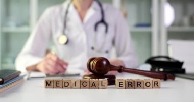 Yargıç Tokmak 'a karşı tahta küplerden yapılmış tıbbi bir hata. Doktor ağır çekimde zarar verdiği için istifa mektubu yazıyor.