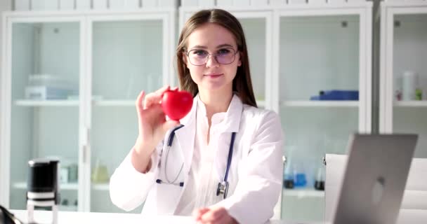 Pozytywny Kardiolog Trzyma Czerwony Model Serca Ręku Patrząc Kamerę Młoda — Wideo stockowe