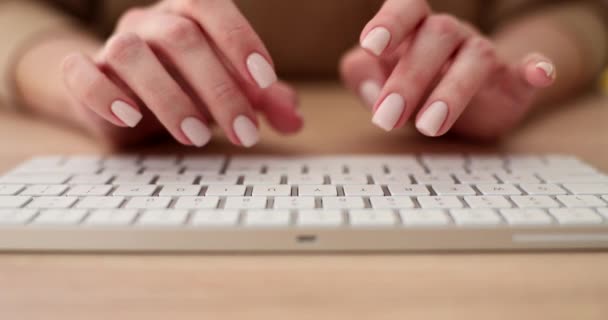Manos Mujer Con Manicura Ordenada Escribiendo Teclado Blanco Sentado Mesa — Vídeos de Stock