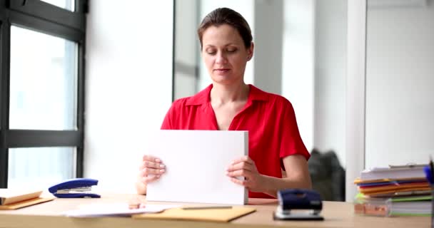 专注的秘书把厚厚的空白白纸堆放在办公室的桌子上 供打印机用 身穿红衫的妇女准备文件慢动作的床单 — 图库视频影像