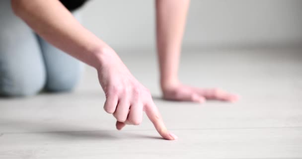 까다롭게 여자는 방부제 바닥에서 손가락을 주부는 실내의 동작으로 마루에 먼지를 — 비디오