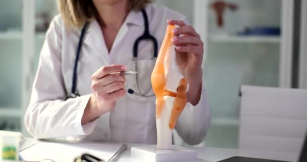 Médico Experiente Mostra Estrutura Ossos Humanos Articulações Modelo Realista Mulher — Vídeo de Stock