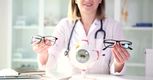 의사는 교정을 안경을 우정적 전문가가 동작으로 안경을 — 비디오
