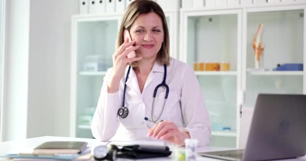 Positiv Kvinna Läkare Talar Med Patienten Telefon Kontroll Behandlingsplan Laptop — Stockvideo