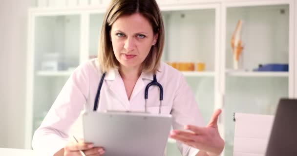 Agresivní Doktorka Vysvětluje Léčebný Plán Pacientce Držící Podložku Přetrvávající Žena — Stock video
