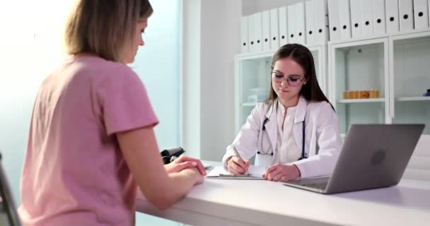 Junger Arzt Mit Brille Verschreibt Medikamenten Für Patienten Die Tisch — Stockvideo