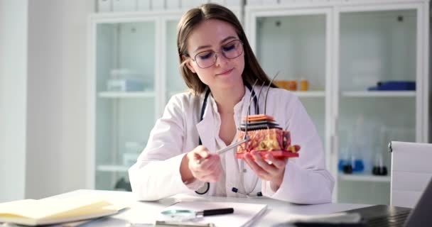 Összpontosított Női Bőrgyógyász Pont Toll Modell Szőrtüsző Növekedését Szemüveges Fiatal — Stock videók