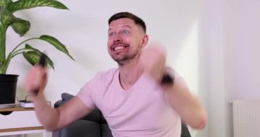 Maç izleyen favori takım için heyecanlı erkek kökleri. Uzaktan kumandalı duygusal erkek, şampiyonluk golünü attığı için mutlu.