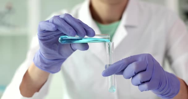 Pracownik Laboratorium Trzyma Szklaną Probówkę Ręku Wlewając Niebieski Płyn Specjalista — Wideo stockowe