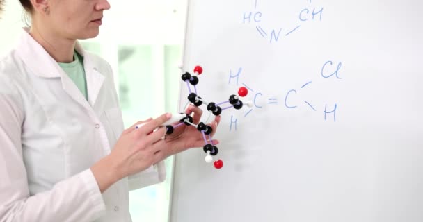 과학자들은 비교하여 화이트보드에 쓰여진 화학식을 설명한다 연구소 코트를 화학자가 세미나의 — 비디오
