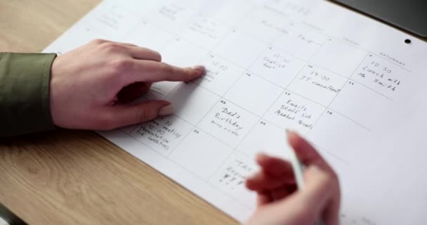 Manager Femenino Comprueba Horario Hoja Papel Con Calendario Mensual Mesa — Vídeo de stock