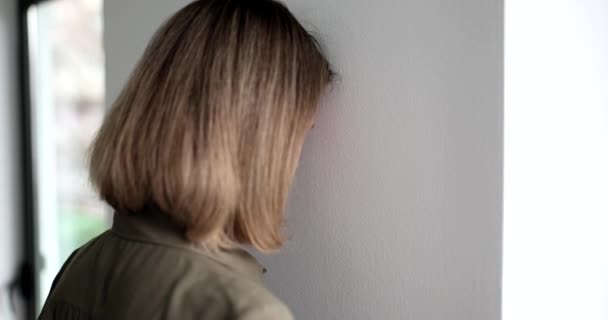 Απελπισμένη Ξανθιά Γυναίκα Χτυπά Κεφάλι Στο Λευκό Τοίχο Στέκεται Στο — Αρχείο Βίντεο