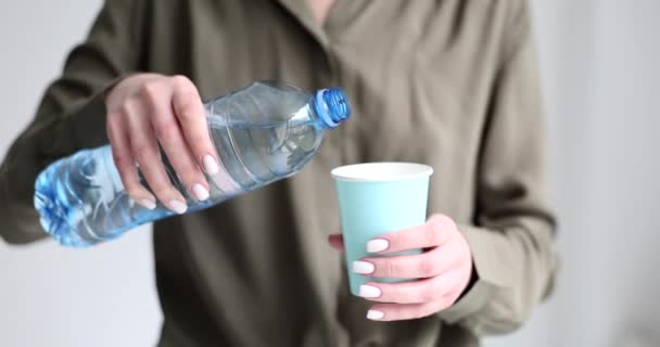 Spragniona Kobieta Trzyma Papierowy Kubek Ręku Wlewając Czystą Wodę Plastikowej — Wideo stockowe