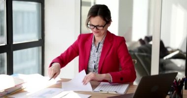 Sinirli kadın kâğıt çarşafa buruşup parçalara ayrılır. Gözlüklü yorgun bayan yönetici yırtık kağıt parçalarını yavaş çekimde fırlatıyor.