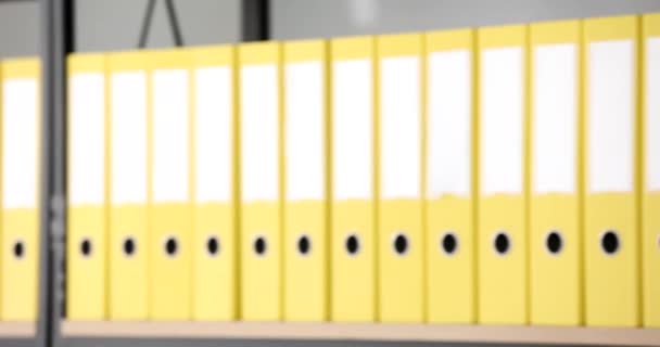 Ofisteki Raflara Dizilmiş Sarı Halka Klasörlerinin Düzenli Yapısı Için Arşiv — Stok video