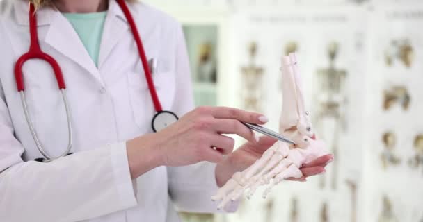 Arzt Weißen Laborkittel Deutet Stift Auf Zehenphalanges Auf Künstliches Fußmodell — Stockvideo