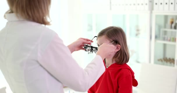 Médico Coloca Óculos Oftalmologia Menina Para Verificar Visão Especialista Faz — Vídeo de Stock