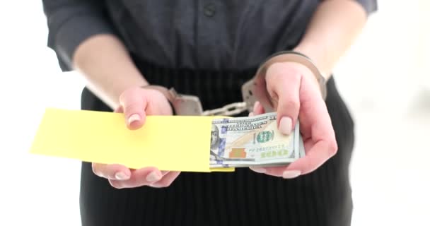 Eine Angestellte Legt Handschellen Geld Einen Gelben Umschlag Frau Versteckt — Stockvideo