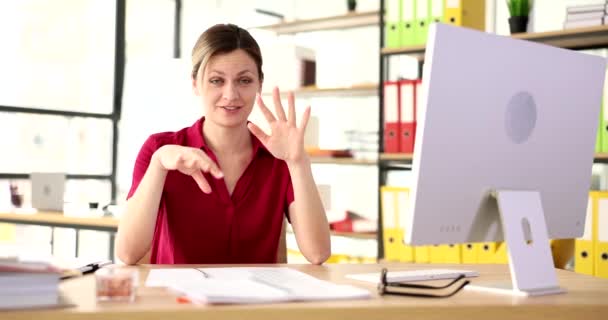 Vrolijke Vrouwelijke Werknemer Zwaait Handen Weigeren Luisteren Naar Grappige Grap — Stockvideo