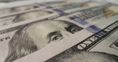 100 dolarlık banknotları ayırın ve bankada biriktirip biriktirin. Dolar banknotları masanın üzerinde. Yatırım ve satın alma kavramı
