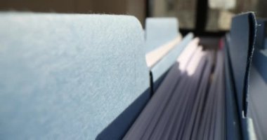 Ofis çekmecesindeki sıra sıra dizilmiş proje materyalleri ve verileri içeren mavi klasörler. Analiz ve araştırma için kaydedilen bilgilere sahip dosyaları arşivle