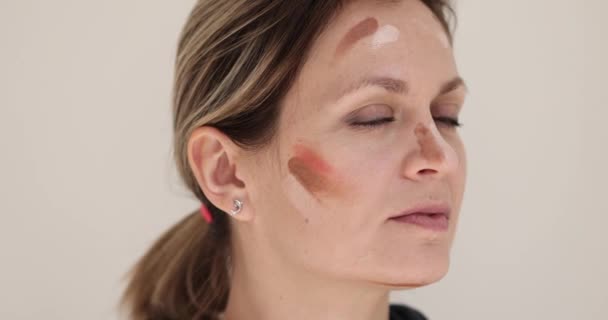 Kvinna Med Pastell Foundation Toner Ansiktet Vänder Huvudet För Att — Stockvideo