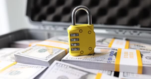 パスワード付きの安全ロックは 大きな場合にはドル紙幣の数のスタックに立っています お金の保護とセキュリティの概念 スーツケースの中の現金の山 — ストック動画