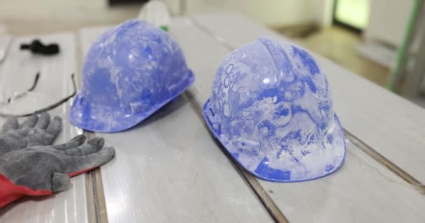 Blauhelme Verschmutzt Mit Schleifen Und Schmutzige Schutzhandschuhe Auf Dem Tisch — Stockvideo