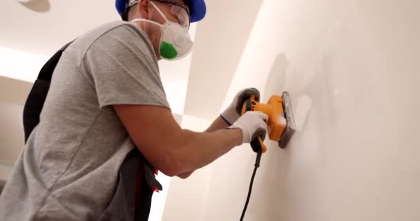 Foreman Protective Mask Uses Surface Grinder Processing White Wall Bedroom — Stock Video