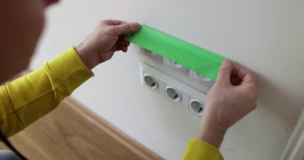Foreman Bedekt Sockets Met Groene Tape Voor Bescherming Tijdens Het — Stockvideo
