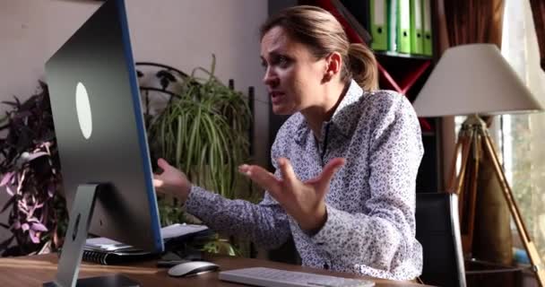Wściekła Kobieta Krzyczy Krzyczy Patrząc Ekran Komputera Podrażniona Pracownica Czuje — Wideo stockowe