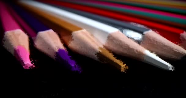 Zugespitzte Bleistiftspitzen Verschiedenen Farben Auf Dunklem Hintergrund Schreibwaren Für Kinder — Stockvideo