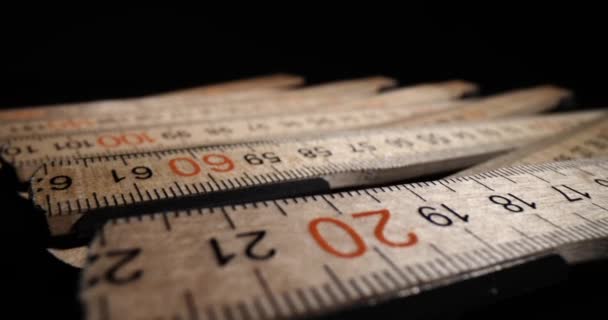 빈티지 통치자들은 숫자와 준비가 길이를 측정하기 나무로 센티미터 — 비디오