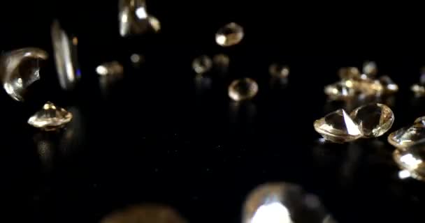 Diamantes Caros Brillantes Caen Mesa Oscura Dispersándose Superficie Gemas Glamurosas — Vídeos de Stock