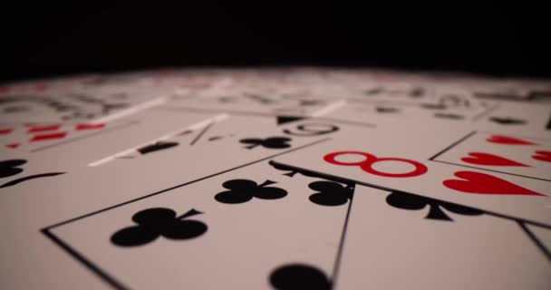 Carte Gioco Abiti Diversi Poker Sparsi Sul Tavolo Nella Sala — Video Stock