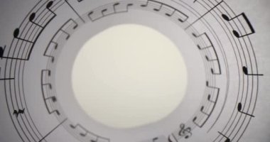 Müzikal notalar için hazırlanmış çubuklarla birlikte boru yazısıyla bükülmüş. Müzik kağıdı rulo beyaz masa üzerinde duran çizgiler ve notalar delik açar