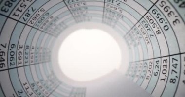 İstatistik verileri ve denetlemelerle dolu çarpık bir soruşturma raporu. Parlak ışık, belge aydınlatma rakamlarının dar deliğinden yayılır