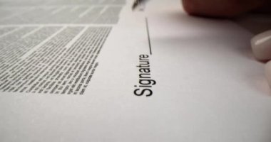 Kadın şahsi imzasını atar ve tarihi kağıda yazar. Gayrimenkul alım yapan kadın müşteri sözleşmesi imzaladı
