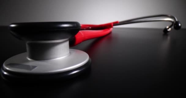 Stethoskop Des Arztes Liegt Auf Dunklem Tisch Bereit Für Lungen — Stockvideo