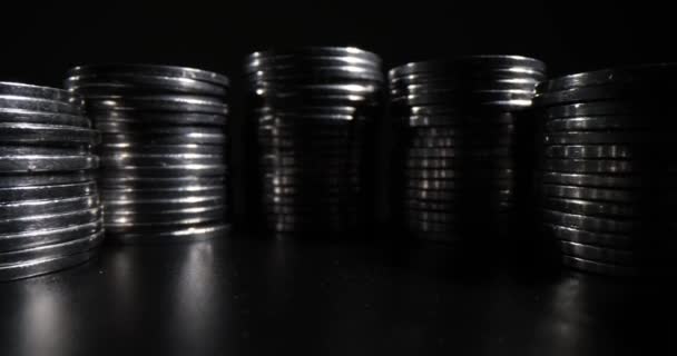 Hromádky Stříbrných Mincí Řadách Opouštějí Jasný Odraz Temném Povrchu Stolu — Stock video