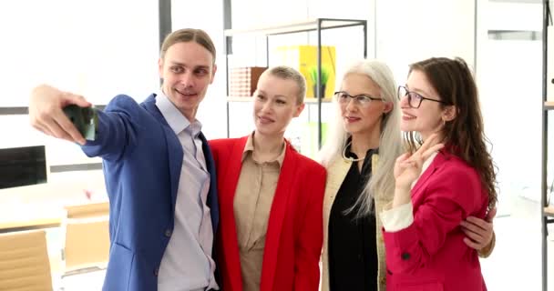快乐的人把自己和同事们一起站在办公室里 穿着正式服装的快乐团队在智能手机摄像机前微笑着慢动作 — 图库视频影像