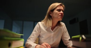 Yıldırım fırtınası filminde gece geç saatlerde bilgisayarın başında çalışan yorgun bir iş kadını. Son teslim tarihi ve pc arızası kavramı