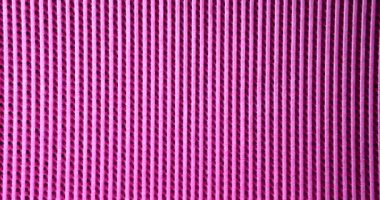 Arka planda paralel çizgileri olan pembe lastik minder. Yakın çekim 4K film ağır çekim. Tasarım konsepti için soyut kalıplar 