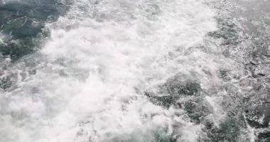 Deniz dalgalı deniz motorlu tekne ya da sürat teknesi 4K yavaş çekim. Deniz yolculuğu kavramı