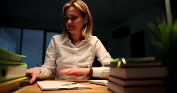 Bizneswoman Pędzi Pracy Biurze Patrząc Zegarek Telefon Komórkowy Późno Nocy — Wideo stockowe