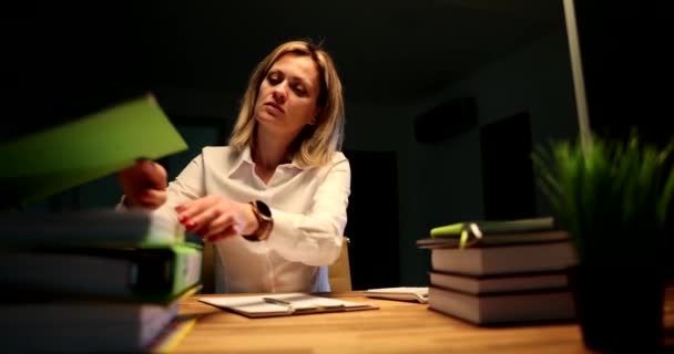 Affärskvinna Revisor Arbetar Vid Skrivbordet Kontoret Sent Kvällen Åskväder Film — Stockvideo