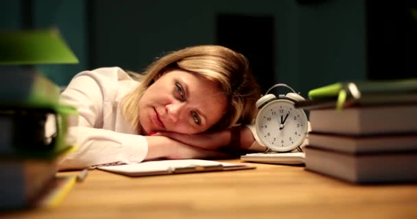Mujer Negocios Que Queda Dormida Mesa Con Despertador Cerca Documentos — Vídeo de stock